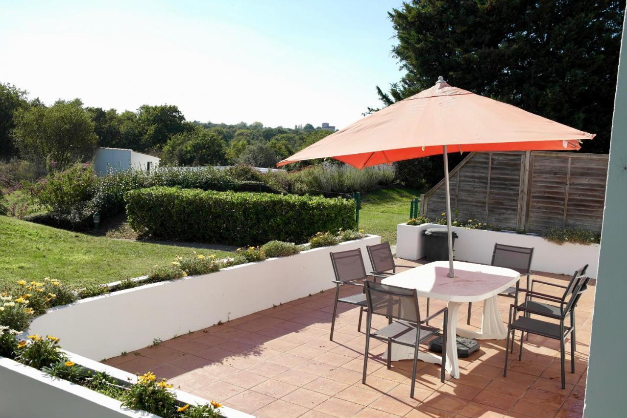 Maison Pour 4 A La Campagne Avec Piscine Commequiers Exterior photo